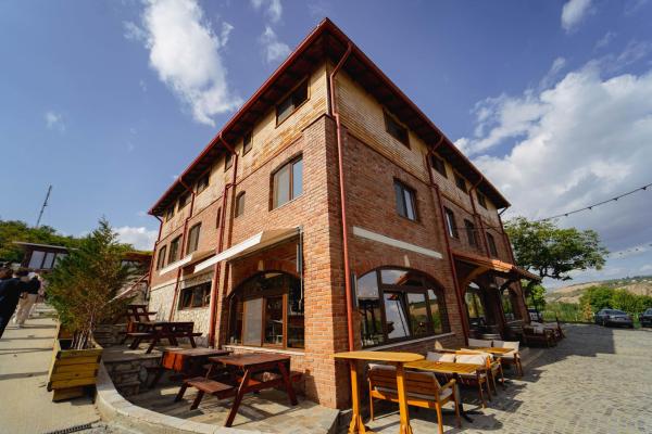 Na foto é possível ver o objeto Crama de Piatra Winery Hotel & Conference Hall localizado na cidade de Jugureni.