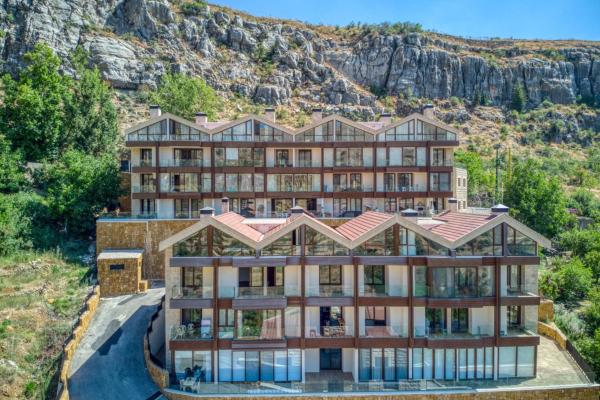 照片显示了位于Ash Sha‘rah市的Vantage - 2 BR Apt by The Valley in Kfardebian物件。