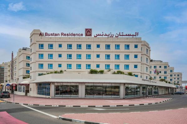 På billedet ses objektet Al Bustan Centre & Residence beliggende i byen Dubai.