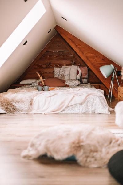 A la foto es mostra l'objecte Poddasze dla Znajomych - apartament z gorącą balią nad Jeziorem Czorsztyńskim - okolica Czorsztyn, Szczawnica, Velo Czorsztyn, Krościenko, Zakopane, Gorce, Pieniny, Tatry situat a la ciutat de Kluszkowce.