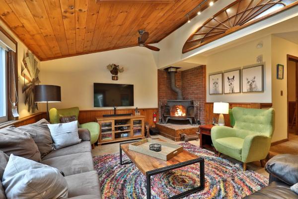 Killington Mountain Retreat -Great Group Ski House! Close To Resort - Hot Tub - Ski Rental Deals - Killington, VT