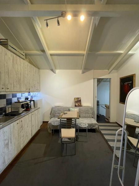 På bilden syns objektet Simple Stay Vari's House som ligger i staden Vari.