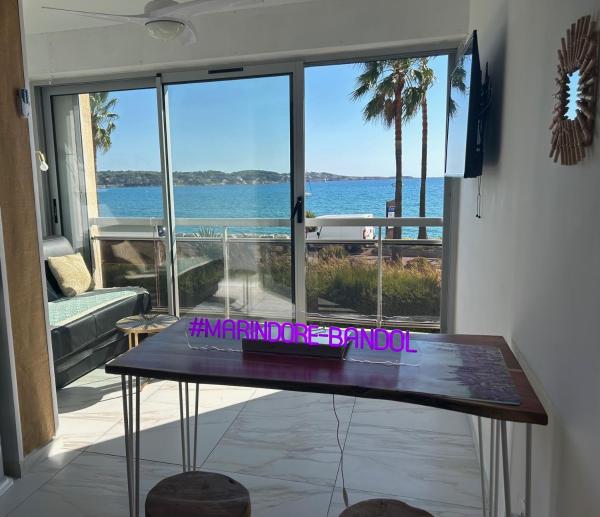 Nella foto è visibile l'oggetto VUE MER ET A 20m DE LA PLAGE AVEC PARKING MARINDORE BANDOL situato nella città di Bandol.