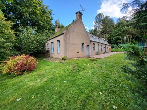 A la foto es mostra l'objecte Spacious Cottage in the Grounds of a Scottish Castle situat a la ciutat de Keig.