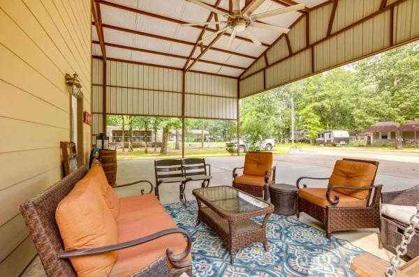 A la foto es mostra l'objecte Point Blank Vacation Rental with Large Patio! situat a la ciutat de Onalaska.