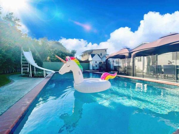 写真にはガーデングローブ市にあるNew Charming Spacious Disneyland Pool Homeが写っています。