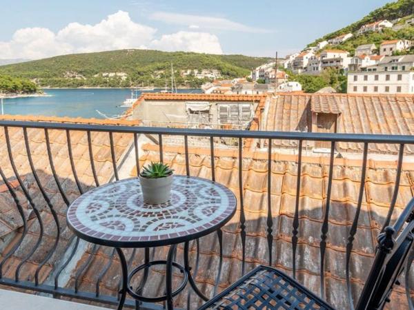 På billedet ses objektet Apartments Sonja - Two Bedroom Apartment with Balcony and Garden View A3 2 ST beliggende i byen Pučišća.