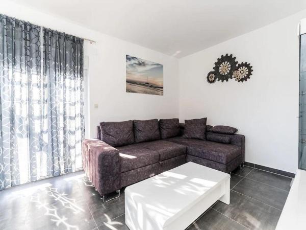 Na fotografii je vidět objekt Villa Camellia - Two Bedroom Villa with swimming pool nacházející se ve městě Bašić.