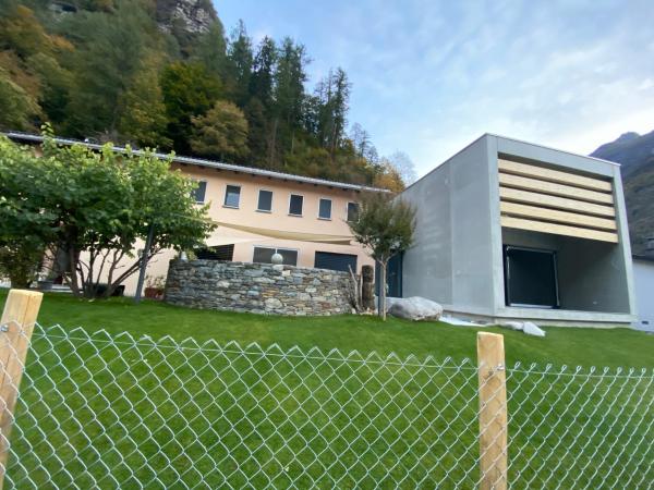 A la foto es mostra l'objecte Casa MIRO' situat a la ciutat de Brione.