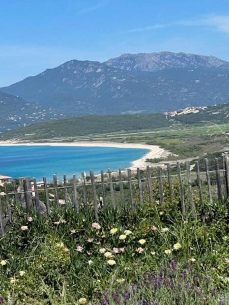 A la foto es mostra l'objecte Villa avec vue panoramique mer et montagne situat a la ciutat de Grossa.