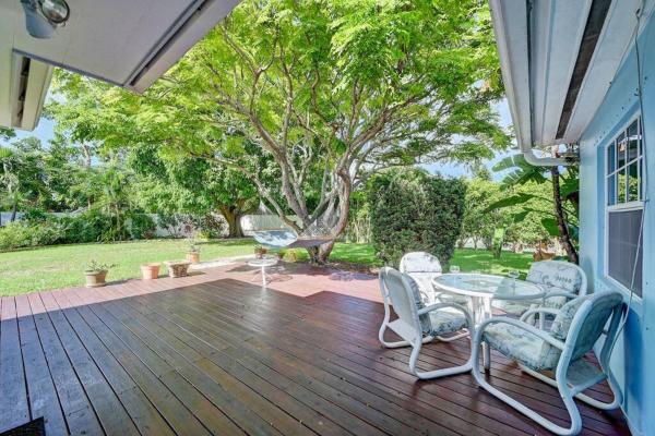 Na fotografii je vidět objekt 3 Min from Beach, with Hot tub and Backyard Oasis! nacházející se ve městě Boynton Beach.
