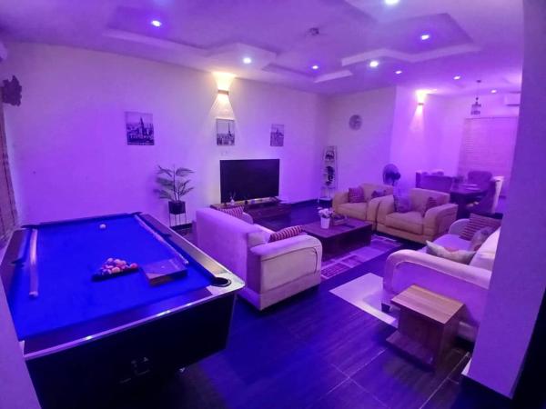 A la foto es mostra l'objecte NESTAPARTMENTS , Orchid Road , VAN DANIEL'S STREET, LEKKI , Ensuite ,WiFi situat a la ciutat de Lagos.