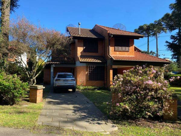 A la foto es mostra l'objecte Sobrado do Lago Gramado - Localizado em um Bairro Nobre e arborizado situat a la ciutat de Gramado.