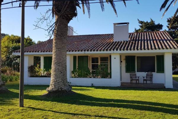 A la foto es mostra l'objecte Casa de playa, rodeada de monte, campo y mar situat a la ciutat de La Coronilla.