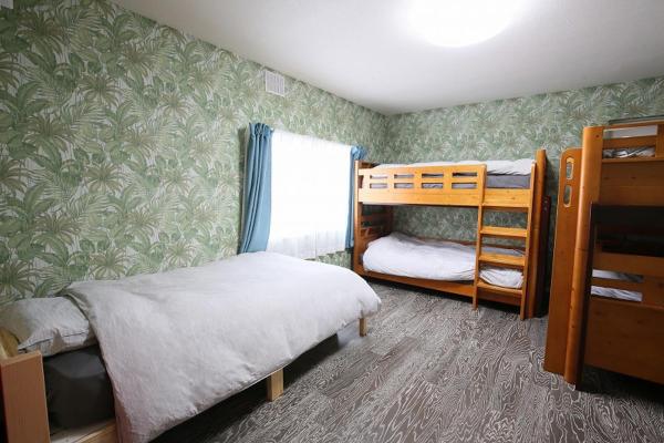 The photo shows the TR Niseko House Room Jungle located in the city of Kaributo.