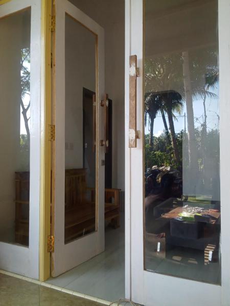 A la foto es mostra l'objecte Surya homestay situat a la ciutat de Batukaras.