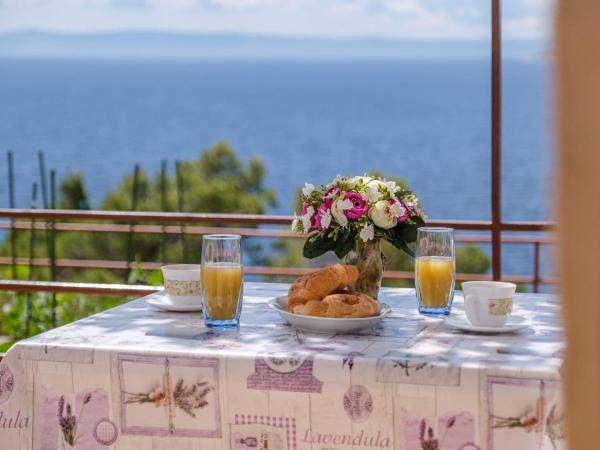 A la foto es mostra l'objecte Rooms Sani - Double Room with Terrace and Sea View S3 situat a la ciutat de Brela.