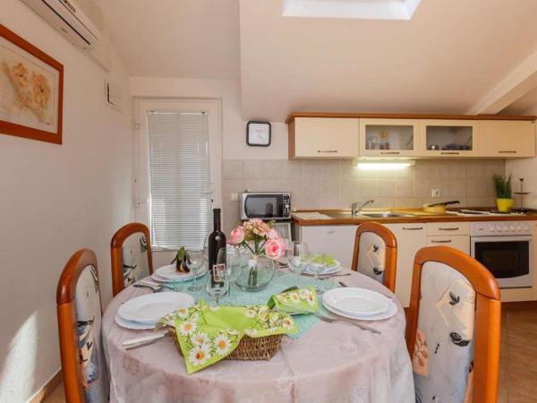 Auf dem Foto ist das Objekt Apartments Roda - Standard One Bedroom Apartment with Terrace Helena - ST in der Stadt Supetar zu sehen.