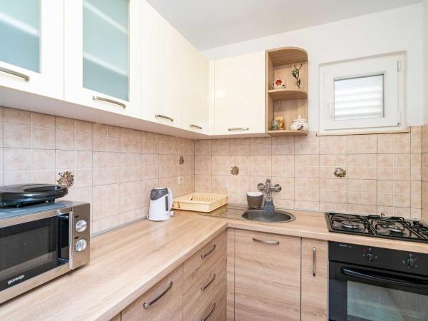 A la foto es mostra l'objecte Apartment & Rooms Papa - Superior Double or Twin Room with Balcony and Partial Sea View Soba 1 situat a la ciutat de Mlini.