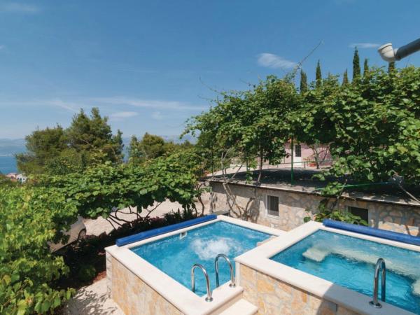 Auf dem Foto ist das Objekt Holiday Home Blossom - Four Bedroom Holiday Home with Outdoor Pool and Jacuzzi - ST in der Stadt Supetar zu sehen.