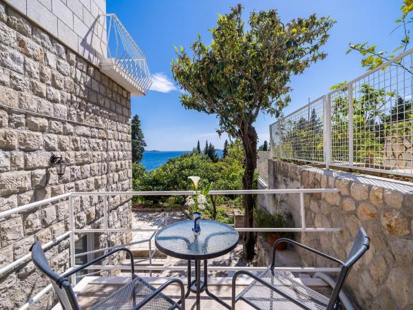 A la foto es mostra l'objecte Guest House Villa Nina- Two Bedroom Apartment with Terrace and Sea View Apt67 situat a la ciutat de Mlini.