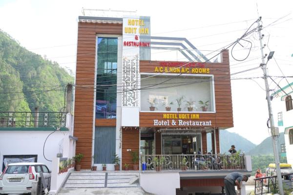 Na fotografii je vidět objekt Hotel Udit Inn Rudraprayag nacházející se ve městě Rudraprayāg.