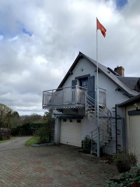 A la foto es mostra l'objecte Gîte les Crayons situat a la ciutat de Aubevoye.