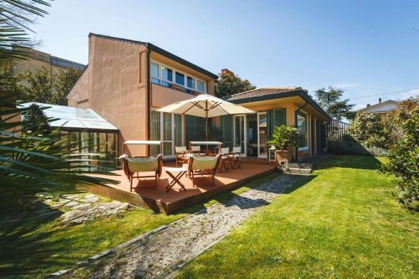Na zdjęciu widoczny jest obiekt Tuscany Modern Luxury Villa, 450sqm położony w mieście Ponsacco.