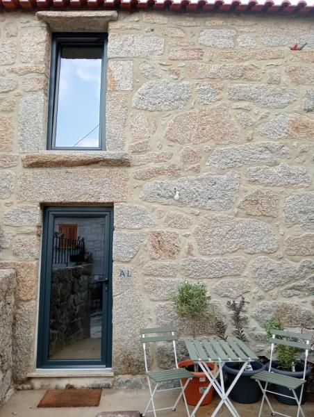 Na fotografii je vidět objekt Casa da Fraga nacházející se ve městě Pedras de Moledo.