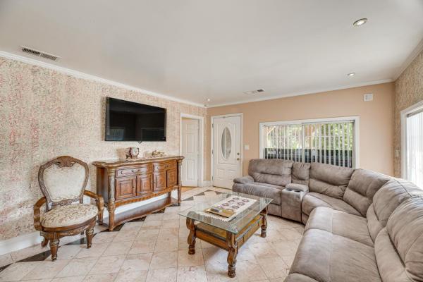 På billedet ses objektet Burbank Home with Yard, Walk to Downtown Shops! beliggende i byen Burbank.
