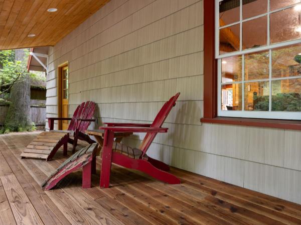 A la foto es mostra l'objecte Whispering Pines - Cabin w hot tub situat a la ciutat de Faubion.