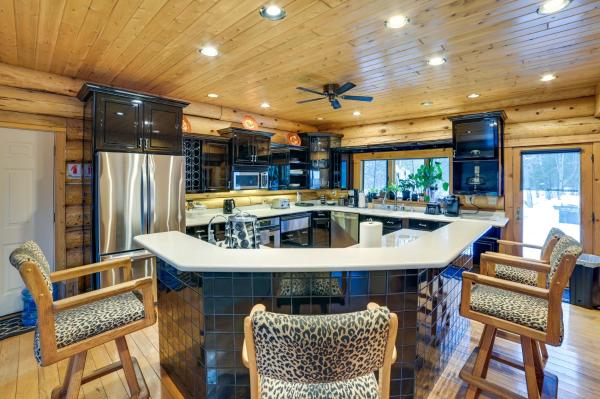 A la foto es mostra l'objecte St Marys River Views Cabin with Wraparound Deck! situat a la ciutat de Barbeau.