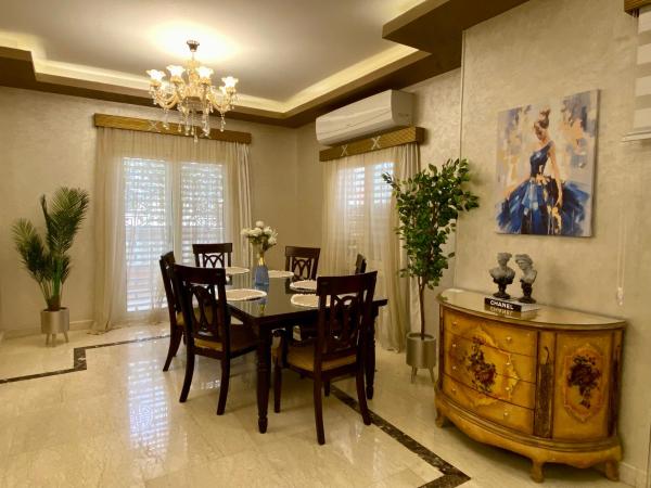 Na fotografii je vidět objekt Luxurious New Cairo Villa Private Garden & Prime Location nacházející se ve městě Káhira.