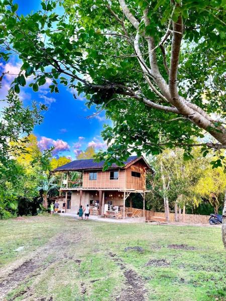 A la foto es mostra l'objecte Firefly Treehouse Cafe and Bar situat a la ciutat de Ytaya.