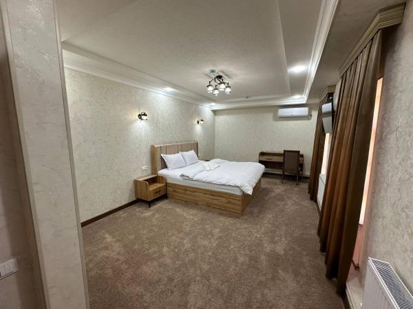 A la foto es mostra l'objecte Toj Mahal Hotel situat a la ciutat de Jizzax.