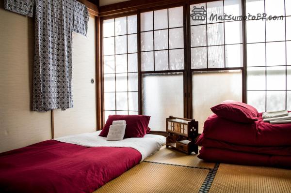 A la foto es mostra l'objecte Matsumoto BackPackers situat a la ciutat de Hitoichiba.