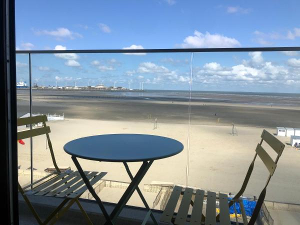 The photo shows the Appartement met prachtig zicht op zee located in the city of Heulebrug.