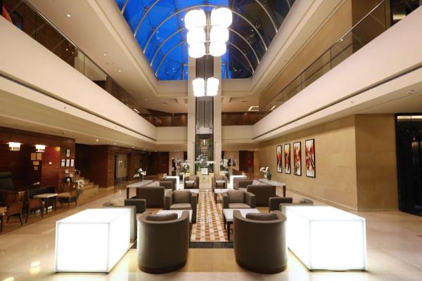 A la foto es mostra l'objecte Ramada Plaza by Wyndham Beirut Raouche situat a la ciutat de Beirut.