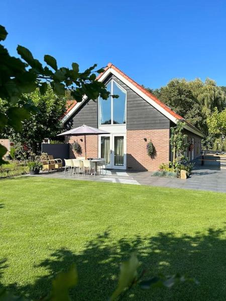 Na fotografii je vidět objekt Familiehuis Het Gouden Plekje nacházející se ve městě Nieuw-Heeten.