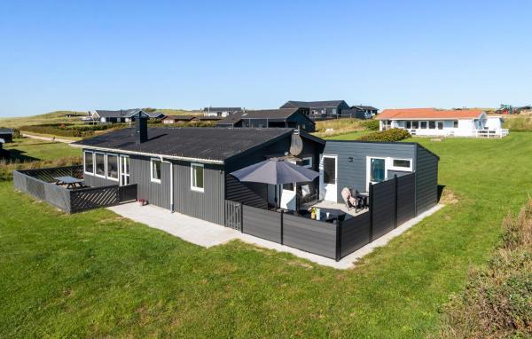 照片显示了位于Nørre Lyngby市的Holiday Home Marsvinvej Løkken Ix物件。