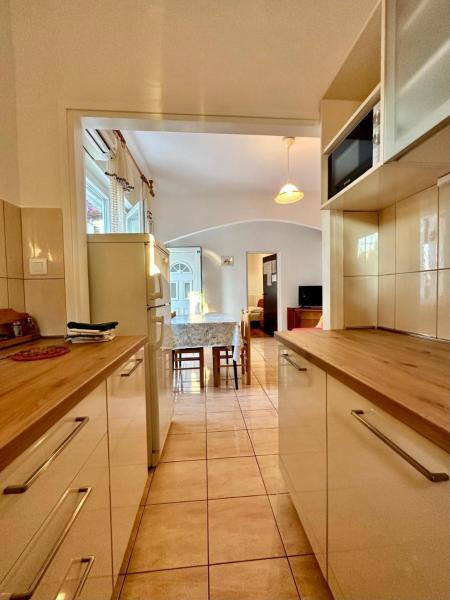 Auf dem Foto ist das Objekt Apartmani Tri Palme in der Stadt Supetar zu sehen.