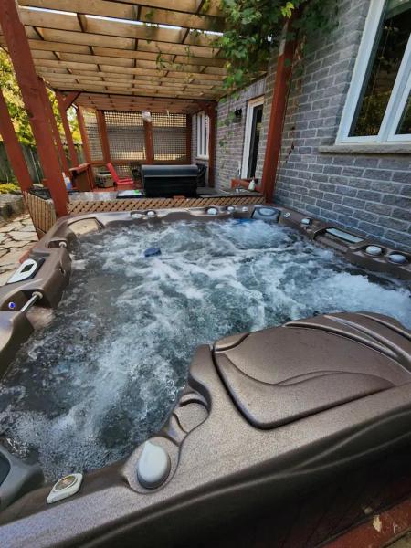 A la foto es mostra l'objecte Luxury Villa Inground Heated swimming pool & a Hot Tub situat a la ciutat de Thamesford.