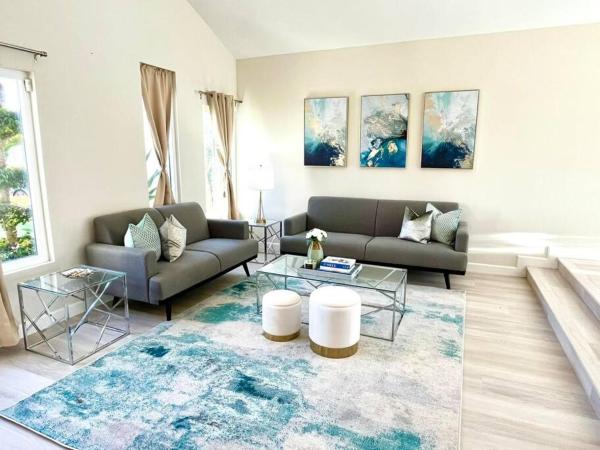 Στη φωτογραφία φαίνεται το αντικείμενο Family Paradise near Disneyland with Sparkling Pool που βρίσκεται στην πόλη Fountain Valley.