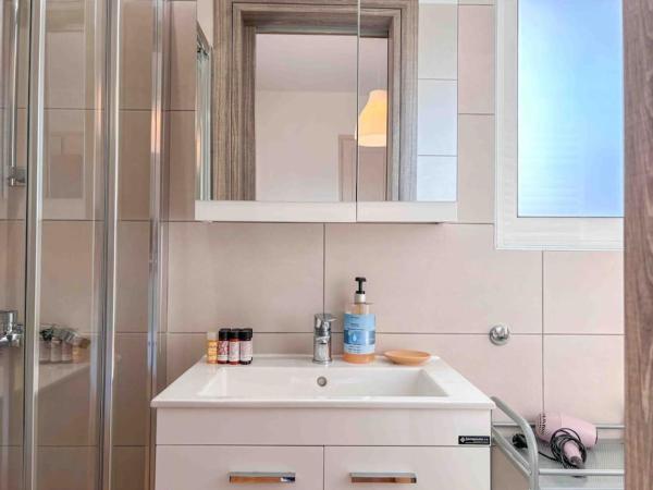Fotografia 8: Light & Ample Flat near Glyfada Center