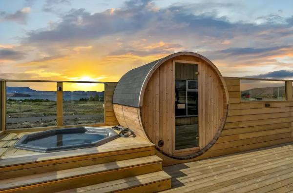 A la foto es mostra l'objecte Cozy Cabin with Hot Tub & Sauna - Ultimate Retreat situat a la ciutat de Þingvellir.
