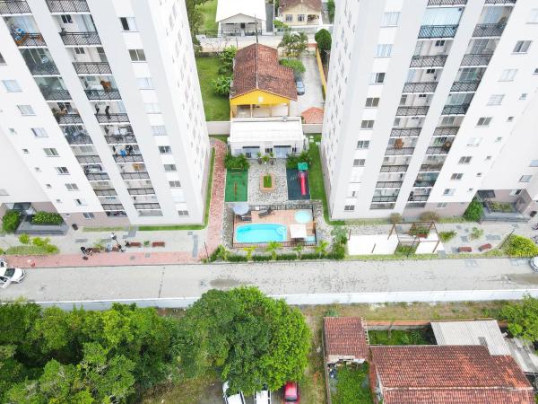 Na fotografii je vidět objekt Santorini Home Club | 250m da praia central | Piçarras nacházející se ve městě Piçarras.