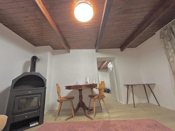 A la foto es mostra l'objecte Familien haus situat a la ciutat de Staatz.