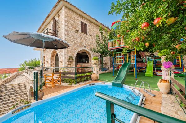 照片显示了位于Káto Figália市的Mountain Oasis - Pool & Playground near Neda Falls物件。