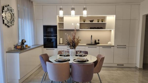 The photo shows the Lakeside Luxury Apartman Sárvár located in the city of Ikervár.
