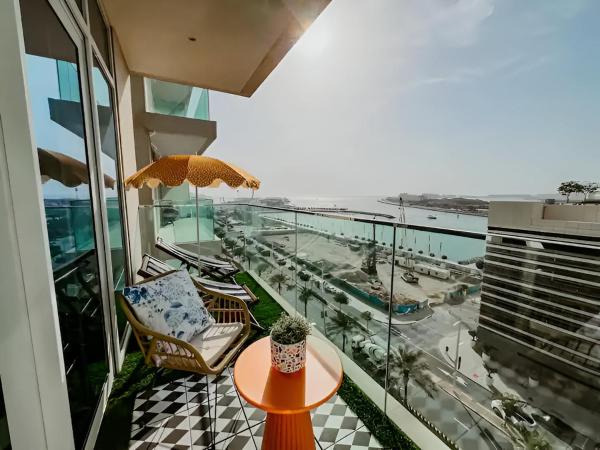 På billedet ses objektet Beachfront Bliss: Chic 1 BR Retreat by the Sea beliggende i byen Dubai.